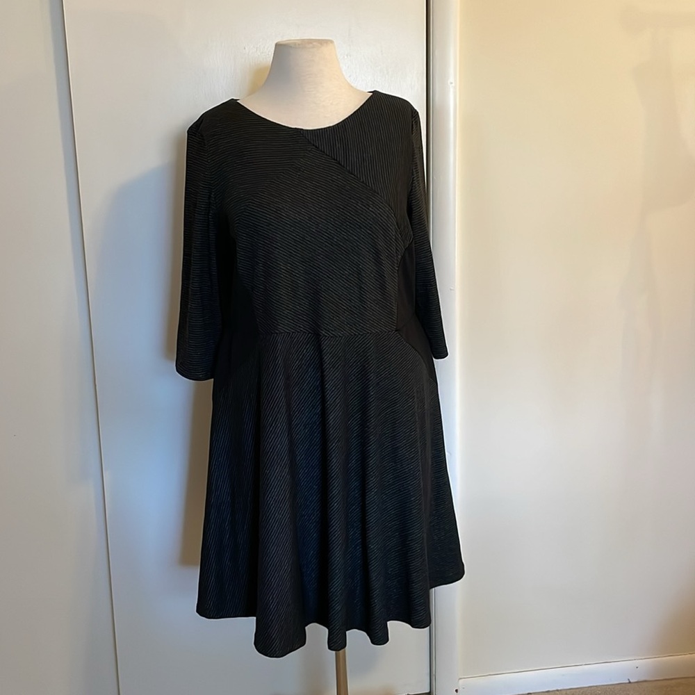Lane Bryant- long sleeved stripped color Block black/grey Dress.lSize 22/24.EUC.